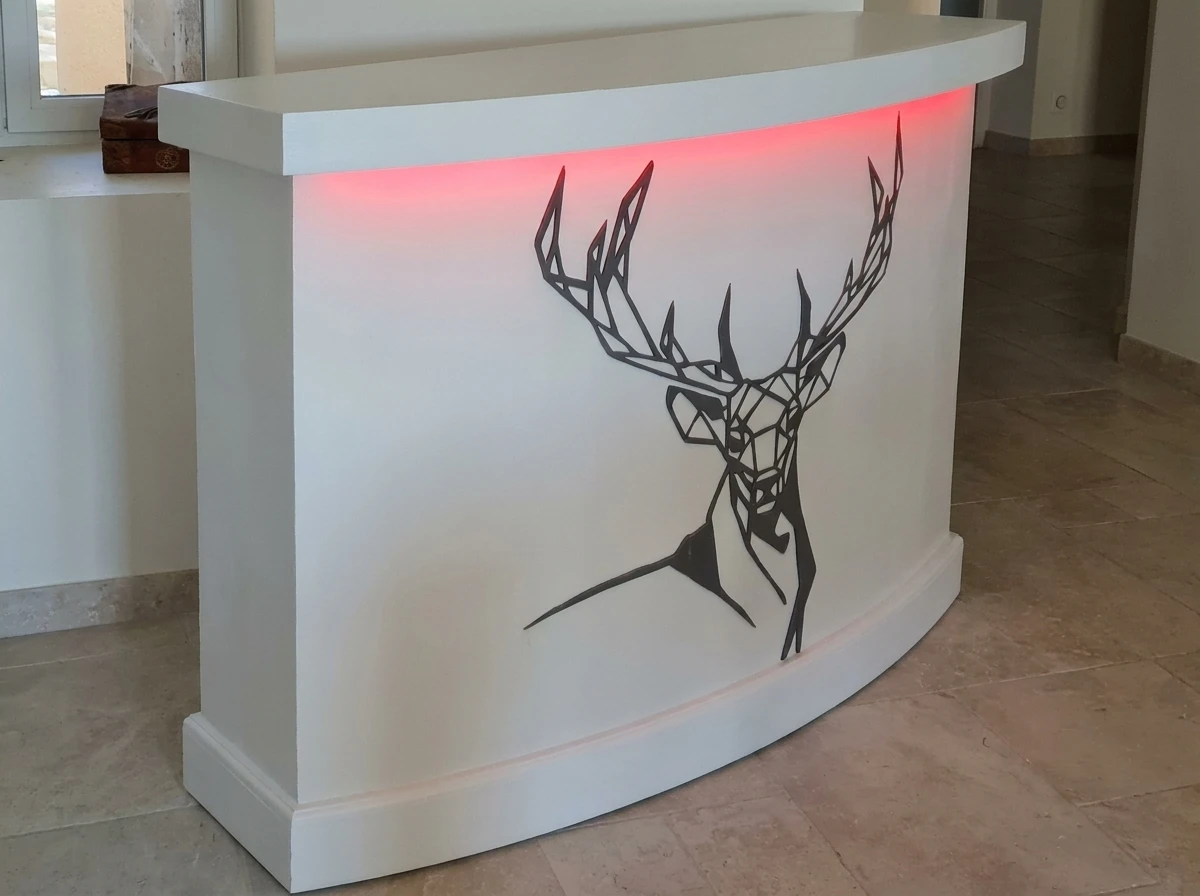 Comptoir d'accueil courbe en solid surface blanc, éclairage LED RGB rouge en corniche supérieure