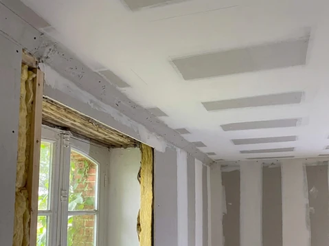 Chantier de rénovation intérieure, pièce en cours de plaquisterie