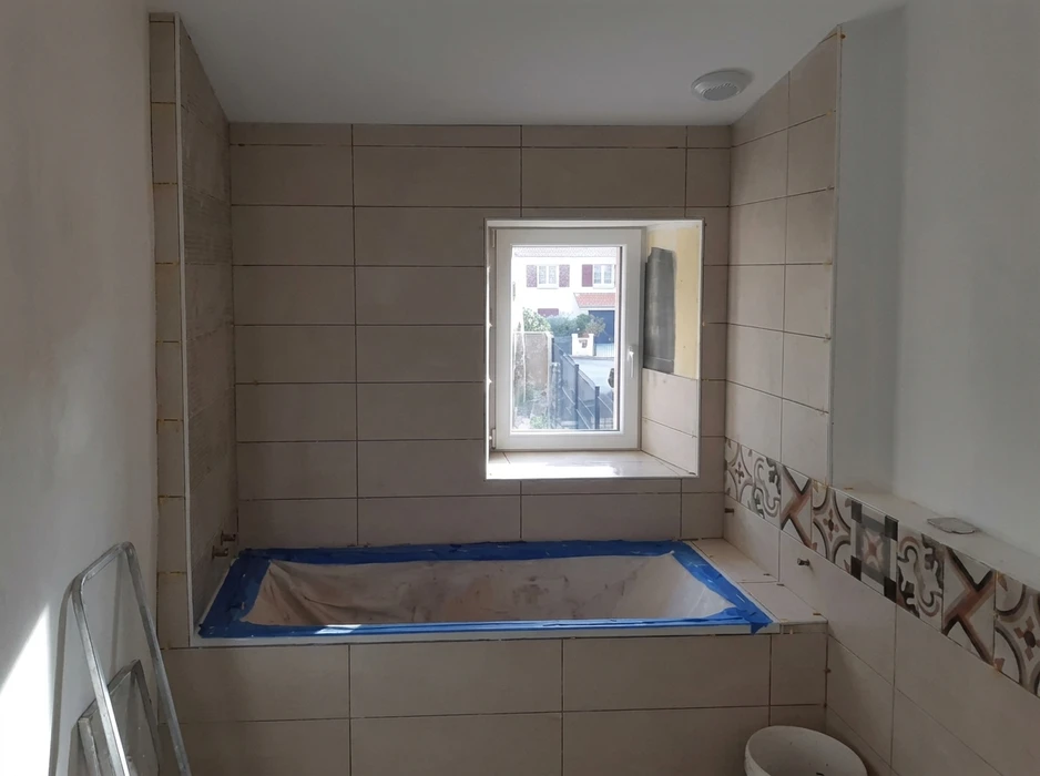 Salle de bain en cours de rénovation, vue intérieure