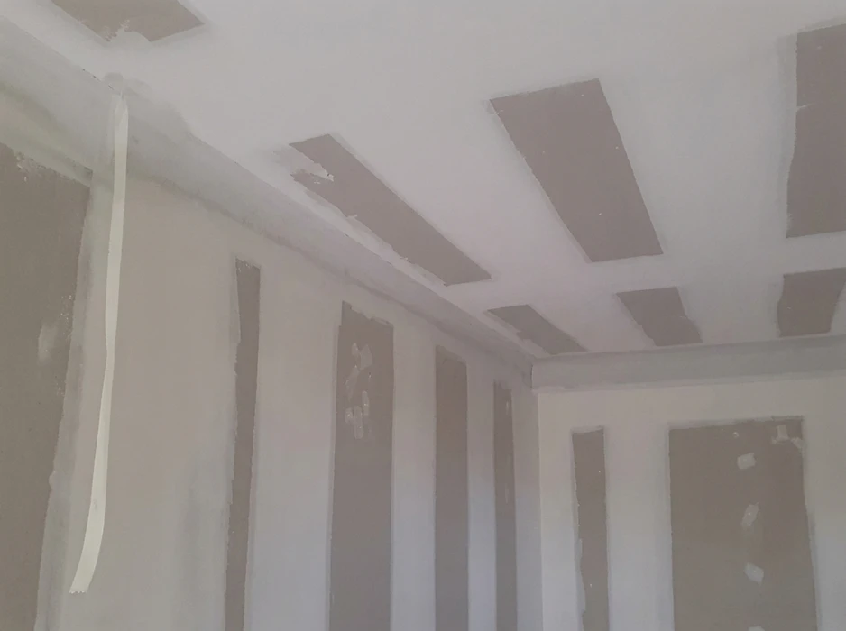 Chantier intérieur en cours, pièce vide en phase de finition