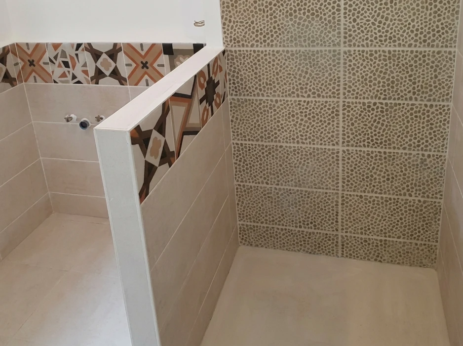 Salle de bain en cours de finition, vue intérieure d'une douche à l'italienne