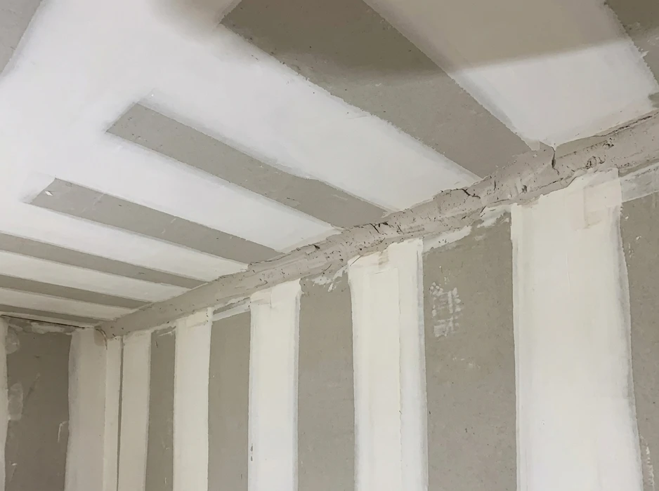 Couloir intérieur avec mur en travertin beige à joints vifs, appareillage en opus incertum régulier