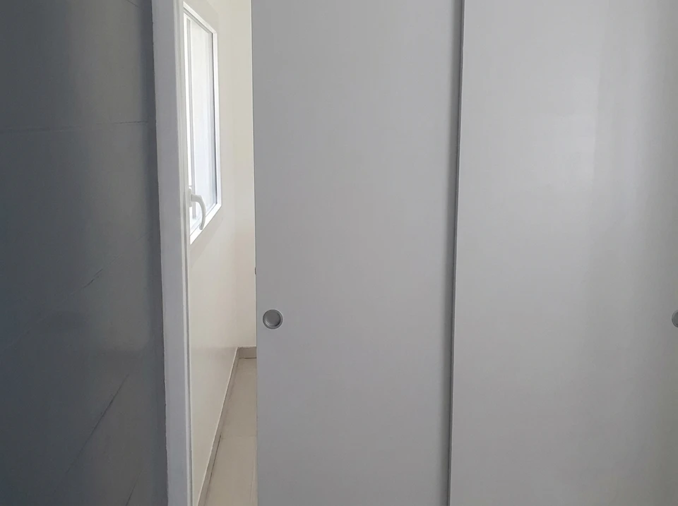 Pièce en cours de rénovation intérieure, murs et plafond en plaques de plâtre (BA13)