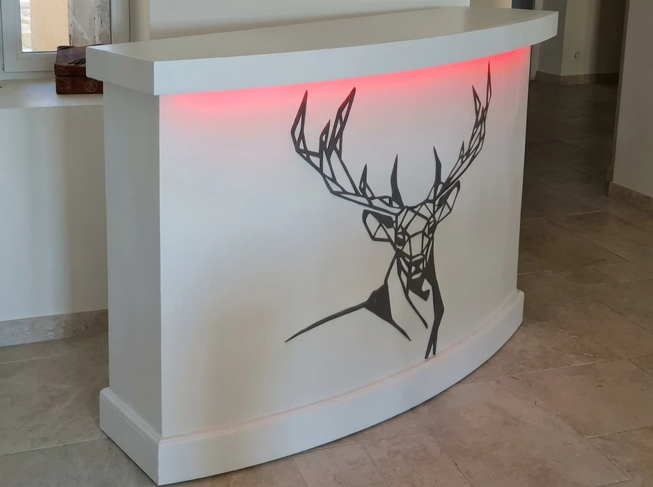 Salon avec niche architecturale en plâtre blanc en arc de cercle, intégrant un meuble TV en bois clair style chêne blanchi avec façades bimatière