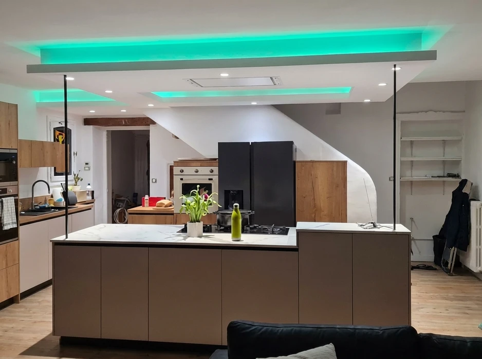 Cuisine moderne équipée, éclairage indirect LED encastré dans un faux-plafond à caissons en plâtre, lumière chaude 2700K